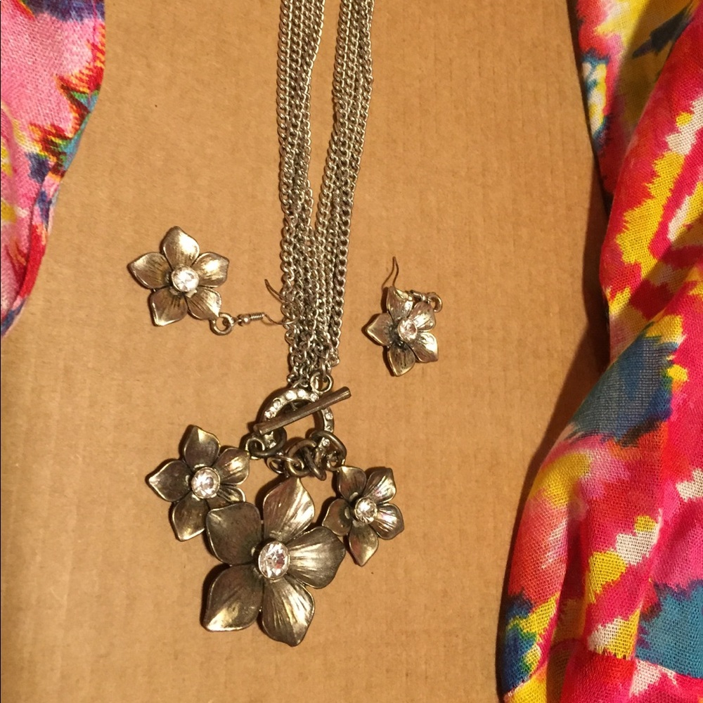 Silver tone flower necklace and earrings set